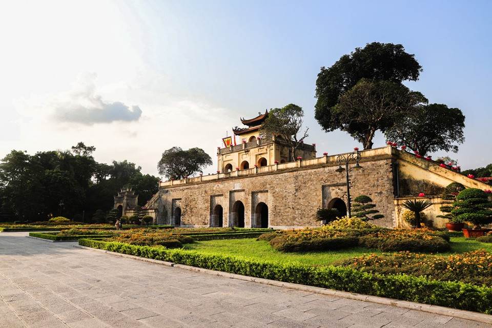 Una de las maravillas de Hanoi deviene la Ciudadela Imperial de Thang Long, una gran obra arquitectónica de Vietnam, reconocida por la UNESCO como Patrimonio Cultural Mundial. Se trata de una de las huellas doradas de la nación asociada con una brillante historia milenaria. A partir del decreto del rey Ly Thai To en 1010, la capital vietnamita se trasladó oficialmente a Thang Long (anteriormente conocida como Dai La). Las obras se construyeron paulatinamente. Después de más de mil años, pasando por diversas dinastías, la Ciudadela Imperial de Thang Long quedó seriamente dañada por el tiempo y las guerras. Actualmente la mayor parte de la arquitectura ha sido restaurada sobre la base de las antiguas ruinas. La zona arqueológica también ha sido excavada y se abre gradualmente al público (Foto: Vietnam+)