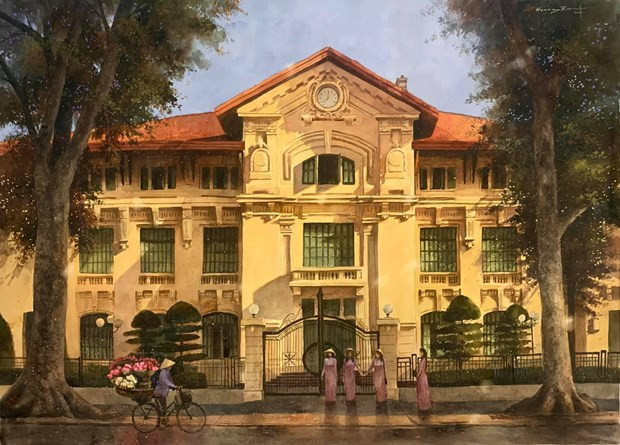 El cuadro “Temporada de loto de Hanoi” sobresale frente a la puerta de la Oficina del Comité Central del Partido Comunista de Vietnam, en la calle de Hung Vuong. Hanoi es una ciudad hermosa y atractiva por sus obras arquitectónicas. La armoniosa mezcla de los estilos oriental y francés ha creado un espacio propio de arquitectura hanoyense, tanto antiguo como moderno. La arquitectura antigua se aprecia principalmente en el casco histórico de Hanoi, con sus “36 calles de oficios”. Las casas en este barrio eran pequeñas, con techos de paja o tejas. Sin embargo, con el tiempo, la familia se multiplicó y apareció la necesidad de ampliar la vivienda de forma vertical. De ahí surgió el estilo de casas-tubo, o sea, estrecho, alto y alargado hacia la profundidad, que hoy se ve en muchas zonas urbanas de Vietnam. (Fuente: Vietnamplus)