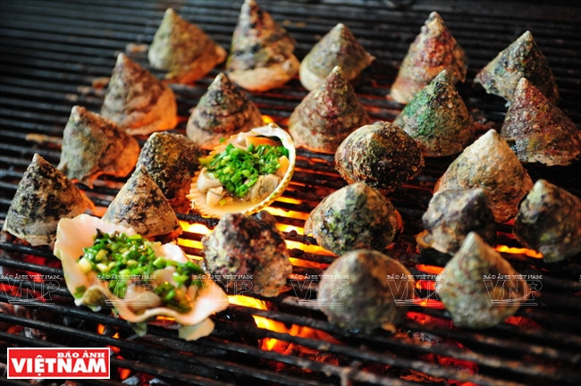Los mariscos en la playa de Sao son siempre frescos y deliciosos capturados por pescadores en la isla de Phu Quoc. Foto: VNA