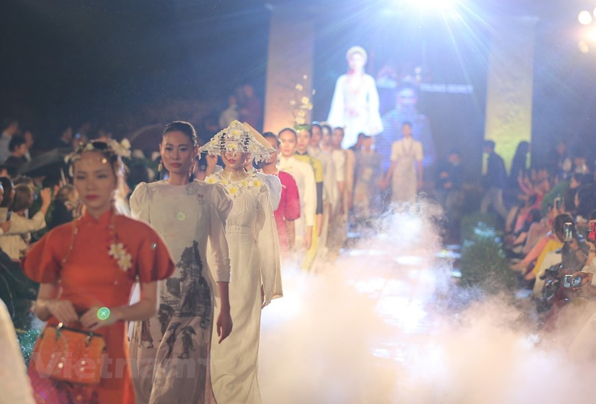 Desfile de Ao dai. (Fuente: VNA)