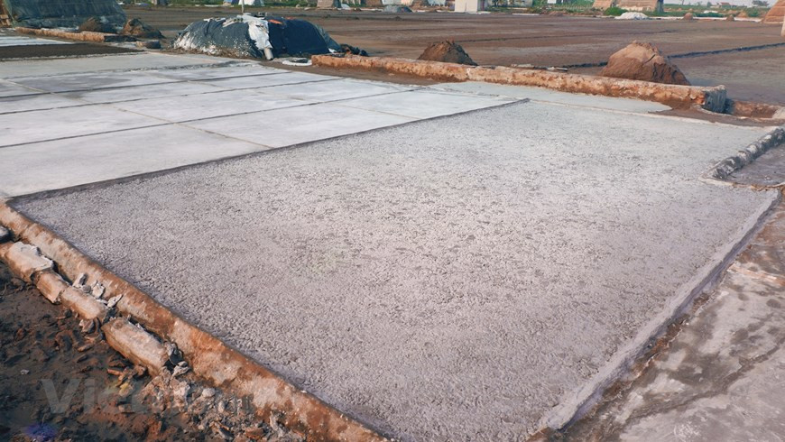 Los campos que producen sal de manera ineficiente se invierten en la reconstrucción de infraestructura, la conversión a cultivos, la cría de ganado y el comercio general o la acuicultura. Además, en 2020, Bach Long redistribuyeron racionalmente el área de producción. Según el vicepresidente del Comité Popular de la comuna Pham Van Quang, es muy difícil volver a la edad de oro de la industria de la sal. Sin embargo, con el afán de mantener el oficio tradicional, desde 2019 hasta ahora, la localidad está decidida a mantener 54 hectáreas para que la gente continúe produciendo. La comuna se fijó la meta de producir 10 mil toneladas de sal al año. (Foto: Vietnam +) 