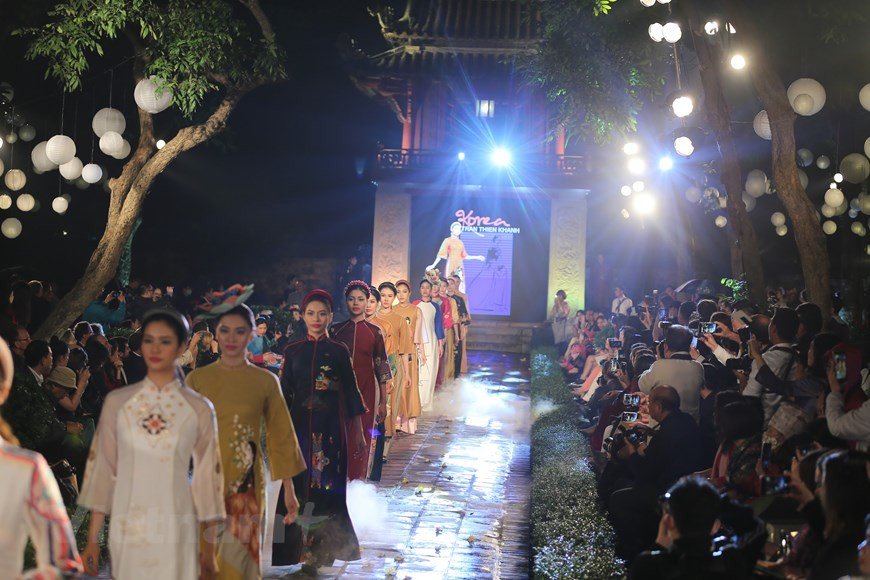 Desfile de Ao dai. (Fuente: VNA)
