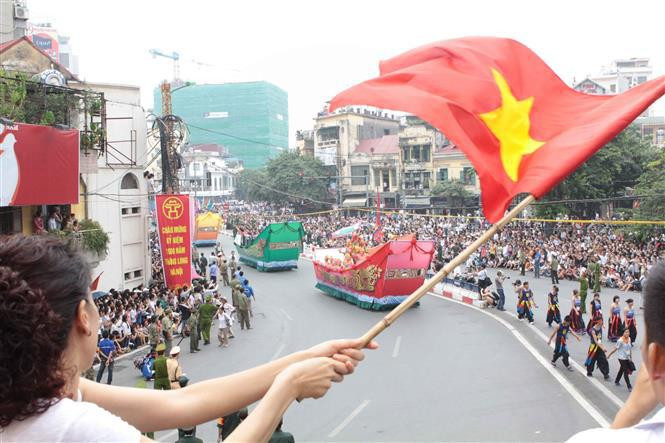 El 10 de octubre de 2010, un desfile para celebrar el aniversario milenario de Thang Long - Hanoi. Foto: VNA