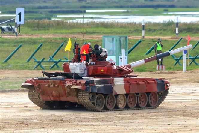 La interesante competencia entre los tanques de Vietnam y Mongolia (color amarillo) en la segunda jornada. El equipo vietnamita completa la prueba en 24 minutos y 58 segundos, un segundo más que su rival. (Fuente: VNA)