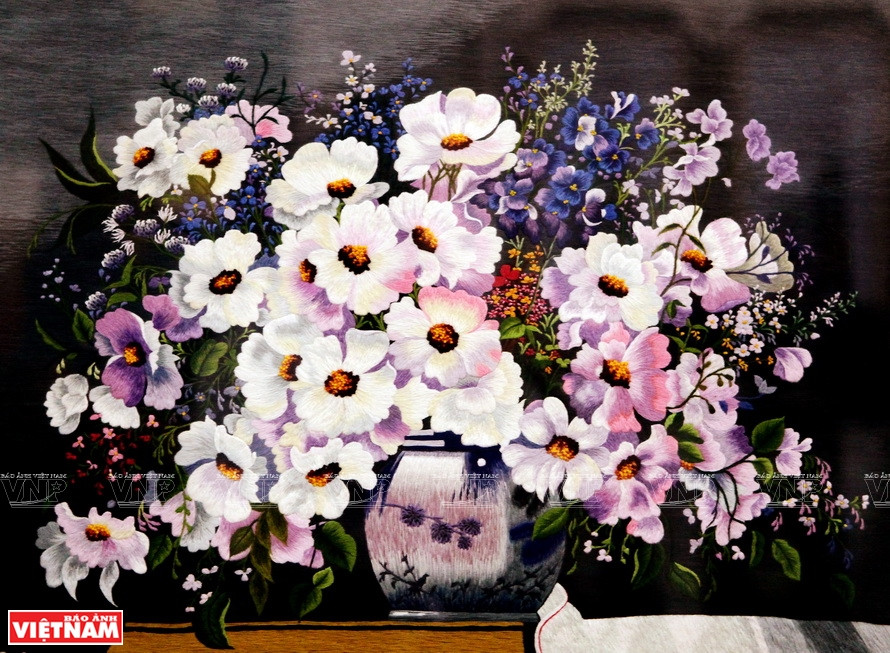 Pintura de bordado de artísta de la aldea de Quat Dong. (Foto: VNA)
