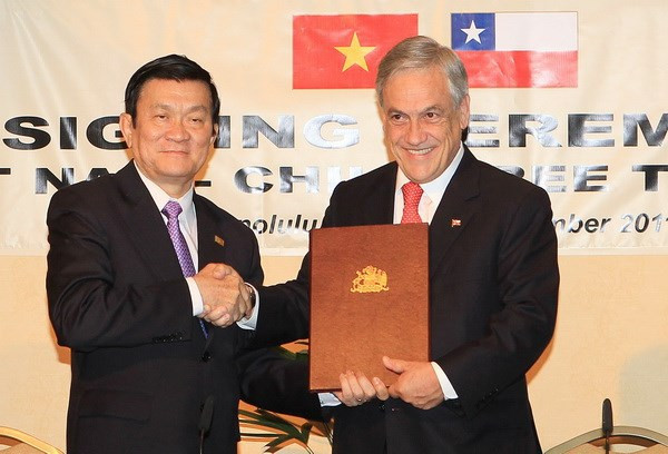 El presidente Truong Tan Sang y su homólogo chileno, Sebastián Piñera Echenique, tras la firma del Tratado de Libre Comercio entre los dos Gobiernos en noviembre de 2011. (Fuente: VNA)