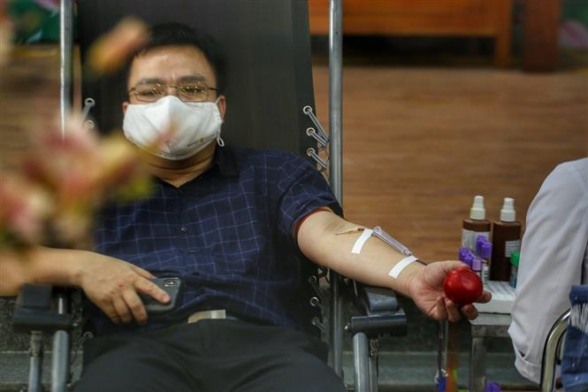 El Instituto Nacional de Hematología y Transfusión de Sangre recomienda que solo se registre para donar sangre cuando esté realmente sano y no tenga riesgos de infección por enfermedades transmitidas por la sangre ni factores relacionados con el COVID-19. (Fuente: VNA)