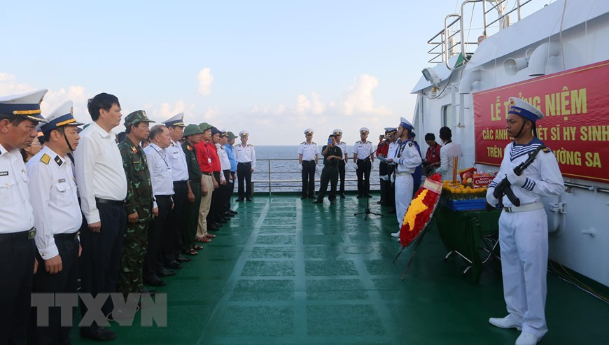 La ceremonia conmemorativa se llevó a cabo en la cubierta del barco Truong Sa 571, anclado en el Mar del Este cerca de la isla Co Lin, en el archipiélago vietnamita de Truong Sa. (Fuente: VNA)
