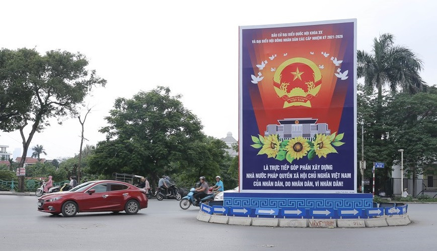 Cartel electoral de gran tamaño en la calle Nghi Tam (Fuente: VNA)