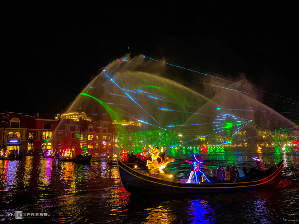 Por la noche, en esta plaza, tiene lugar el espectáculo “Colores de Venecia”, dirigido por el maestro de escena Viet Tu. Actualmente, la Asociación de Registros de Vietnam lo reconoce como "la exposición de arte multimedia basada en agua más grande de Vietnam inspirada en la quintaesencia cultural europea". (Foto: vnexpress.net)