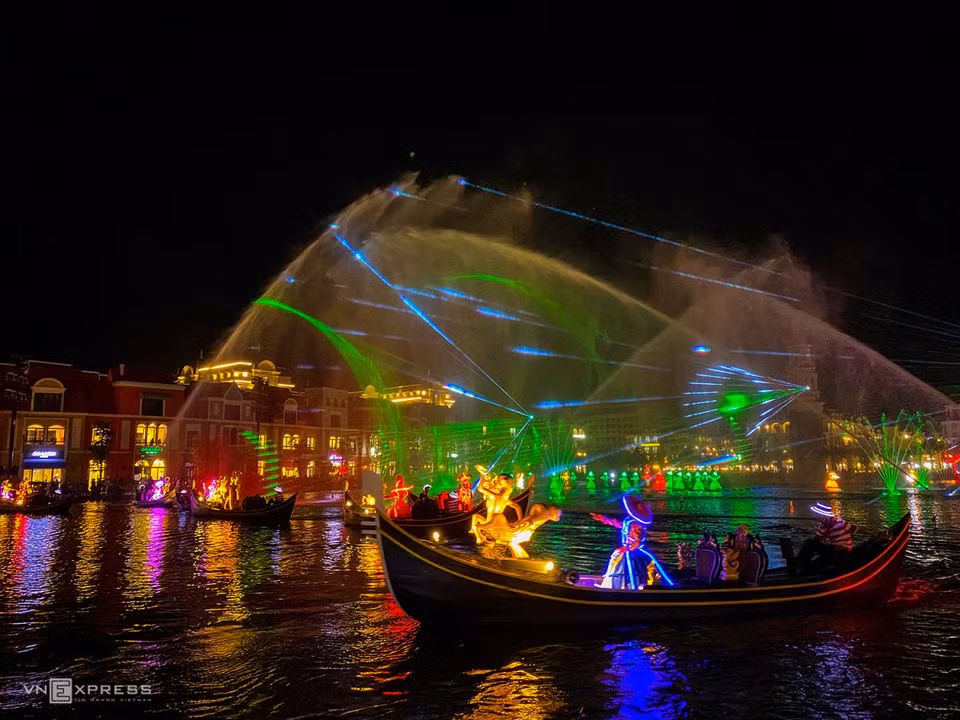Por la noche, en esta plaza, tiene lugar el espectáculo “Colores de Venecia”, dirigido por el maestro de escena Viet Tu. Actualmente, la Asociación de Registros de Vietnam lo reconoce como "la exposición de arte multimedia basada en agua más grande de Vietnam inspirada en la quintaesencia cultural europea". (Foto: vnexpress.net)