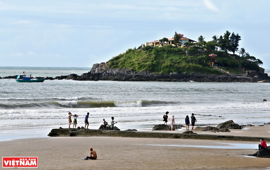 Los turistas contemplan el amanecer en la playa Sau. (Fuente: VNA)