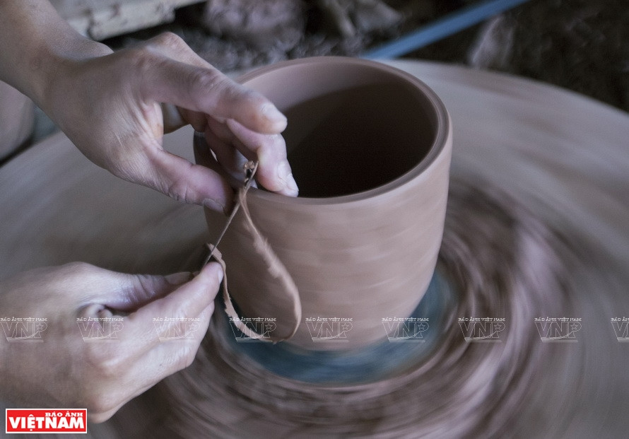 Artesanos crean bellos productos de cerámica en la aldea de oficio de Tan Phuong Khanh (Fuente: Revista Ilustrada)
