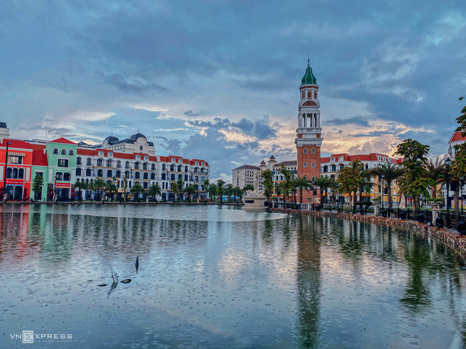 La lluvia adorna la belleza lírica de la ciudad de Venecia en miniatura. La plaza central recuerda a la plaza de San Marco de Venecia. A lo lejos hay una torre que recuerda al campanario de San Marcos en ladrillo rojo. (Foto: vnexpress.net)