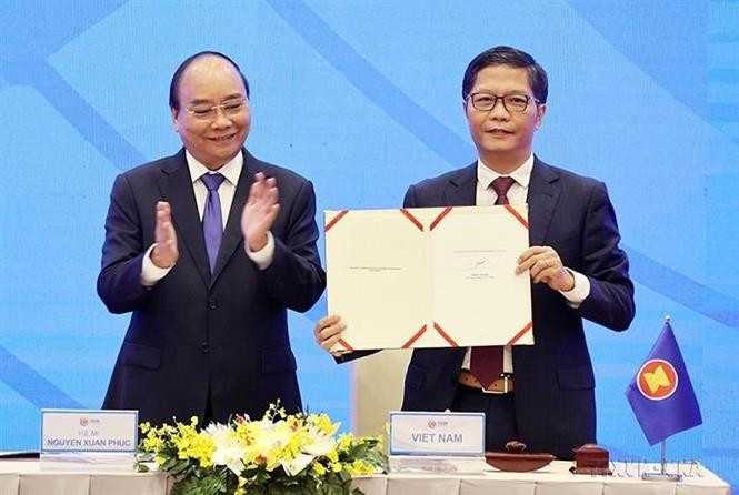 El entonces primer ministro Nguyen Xuan Phuc, presidente de la ASEAN 2020, presencia la firma del Tratado de Asociación Económica Integral Regional (RCEP) el 15 de noviembre de 2020, en Hanoi (Fuente: VNA)
