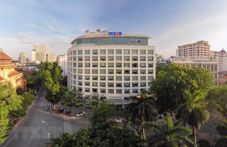 Ubicado en el número 5 de la calle Ly Thuong Kiet, barrio de Phan Chu Trinh, distrito de Hoan Kiem, Hanoi, el edificio es un motivo de orgullo de generaciones de reporteros, redactores y trabajadores de la VNA. (Fuente: VNA)