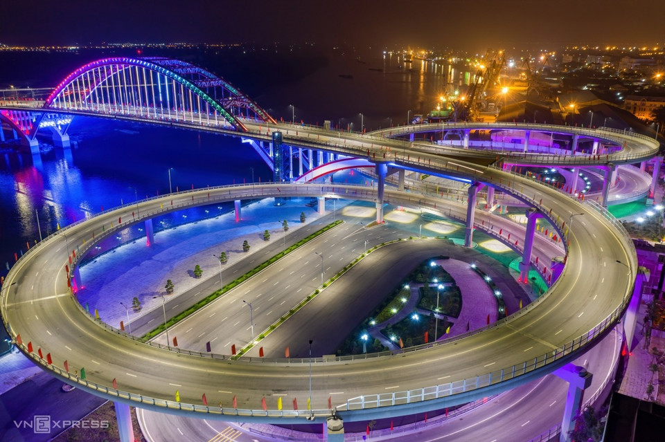 El puente Hoang Van Thu es brillante por la noche, sin tráfico. (Fuente: Vnexpress)