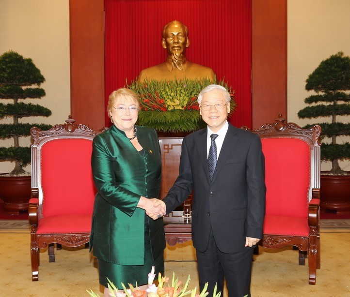 El secretario general del Partido Comunista de Vietnam, Nguyen Phu Trong, recibió a la presidenta chilena, Michelle Bachelet, en ocasión de su visita al país en 2017. (Fuente: VNA)