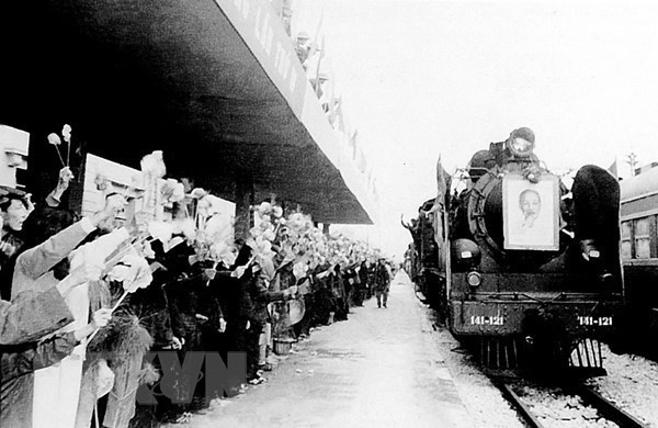 El 4 de enero de 1977 se inauguró oficialmente el ferrocarril Norte-Sur con la llegada del tren Thong Nhat de Ciudad Ho Chi Minh a la estación de Hanoi. (Foto: VNA)