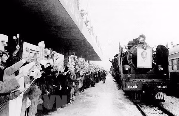 El 4 de enero de 1977 se inauguró oficialmente el ferrocarril Norte-Sur con la llegada del tren Thong Nhat de Ciudad Ho Chi Minh a la estación de Hanoi. (Foto: VNA)