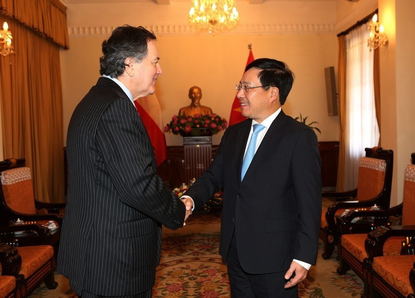 El viceprimer ministro y canciller Pham Binh Minh sostuvo una reunión con el ministro de Relaciones Exteriores de Chile, Roberto Ampuero, en ocasión de su participación en el Foro Económico Mundial sobre la ASEAN 2018 en Vietnam. (Fuente: VNA)