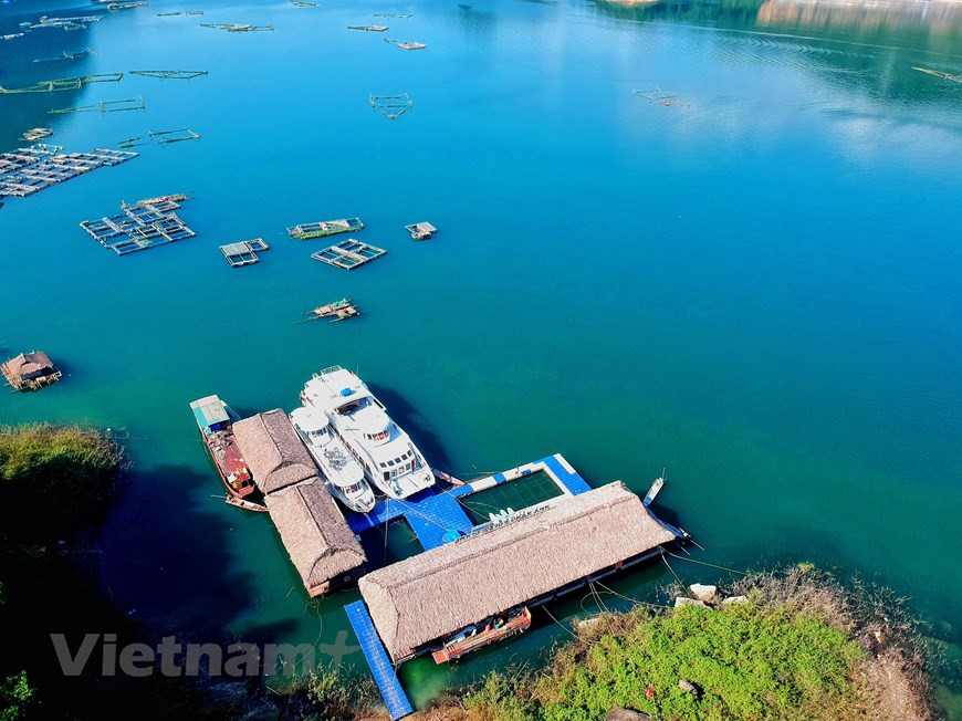 Escenario poético alrededor del restaurante en medio del aire puro del lago. (Foto: Vietnam +)