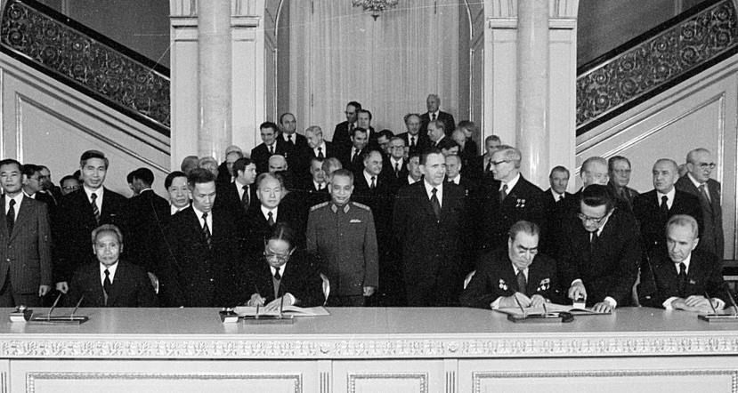 El secretario general Le Duan, el primer ministro Pham Van Dong y el secretario general del Partido Comunista de la Unión Soviética Leonid Ilyich Brezhnev firmaron el Tratado de Amistad en el Palacio del Kremlin, en Moscú, el 4 de noviembre de 1978. (Foto: Archivo/VNA)