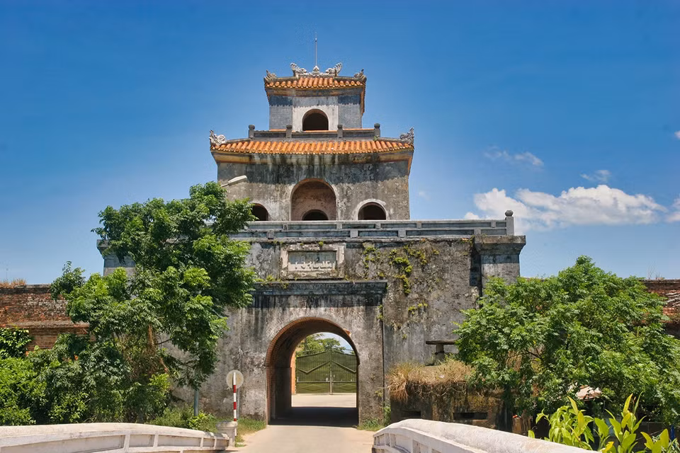 La Puerta Chanh Bac (Norte) fue construida en 1809 y se encuentra a final de la calle Dinh Tien Hoang (Fuente: thanhnien.vn)