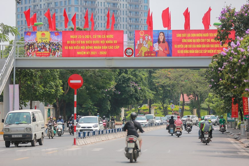 La capital Hanoi es como una "camiseta nueva" antes de las elecciones nacionales. Las vallas de gran tamaño que promueven el día de las elecciones del 23 de mayo de 2021 están claramente marcadas y son fáciles de ver en las carreteras y áreas de oficinas en las afueras de Hanoi. Alrededor del área de la plaza Ba Dinh está llena de carteles rojos y de propaganda sobre la fecha de las elecciones. Según lo previsto, más de 69 millones de votantes acudirán a las urnas para elegir a los 500 diputados de la Asamblea Nacional de la XV legislatura y tres mil 726 miembros de los Consejos Populares del mandato 2021-2026. (Foto: Vietnam +)