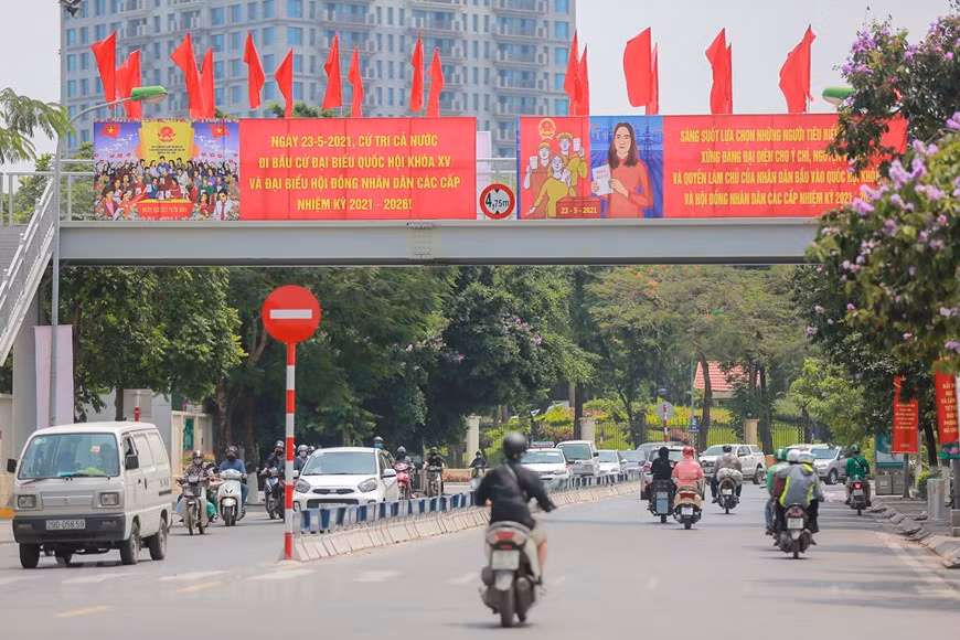 La capital Hanoi es como una "camiseta nueva" antes de las elecciones nacionales. Las vallas de gran tamaño que promueven el día de las elecciones del 23 de mayo de 2021 están claramente marcadas y son fáciles de ver en las carreteras y áreas de oficinas en las afueras de Hanoi. Alrededor del área de la plaza Ba Dinh está llena de carteles rojos y de propaganda sobre la fecha de las elecciones. Según lo previsto, más de 69 millones de votantes acudirán a las urnas para elegir a los 500 diputados de la Asamblea Nacional de la XV legislatura y tres mil 726 miembros de los Consejos Populares del mandato 2021-2026. (Foto: Vietnam +)
