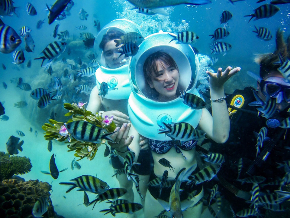 Los turistas visitan el fondo marino para observar los corales en las aguas de Phu Quoc. Foto: VNA