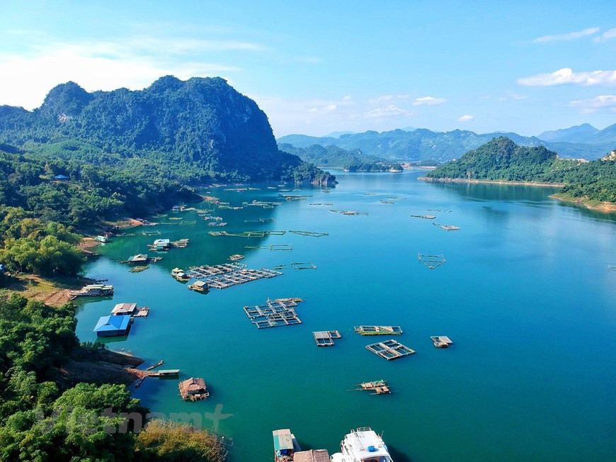 Al llegar a Hoa Binh, los visitantes también pueden disfrutar de los platos típicos de la minoría étnica Muong, dormir en las casas sobre pilotes y relajarse en el resort con la piscina infinita. (Foto: Vietnam +)