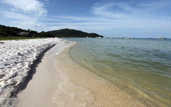 La isla de Phu Quoc tiene una costa de 150 km con arena blanca y fina, y posee playas hermosas de Sao, Khem, Dai, Truong y Ong. Foto: VNA