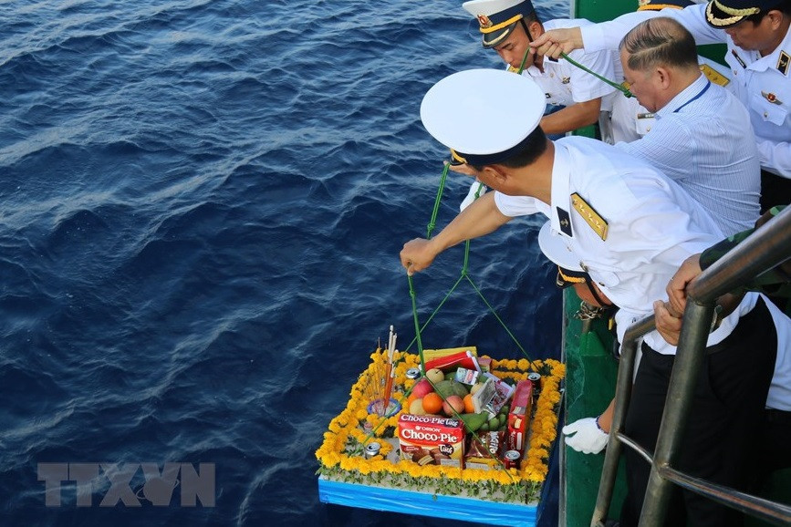 Las flores fueron lanzadas al mar para honrar a los mártires caídos en el archipiélago de Truong Sa. (Fuente: VNA)