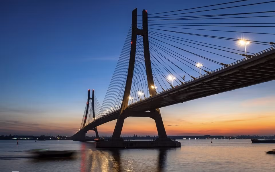 Puente de Vam Cong al amanecer, cuando el sistema de iluminación del puente no se ha apagado. (Fuente: Vnexpress)