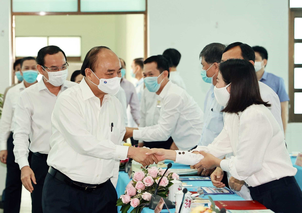 El presidente Nguyen Xuan Phuc dialoga con los delegados en la conferencia. Fuente: VNA