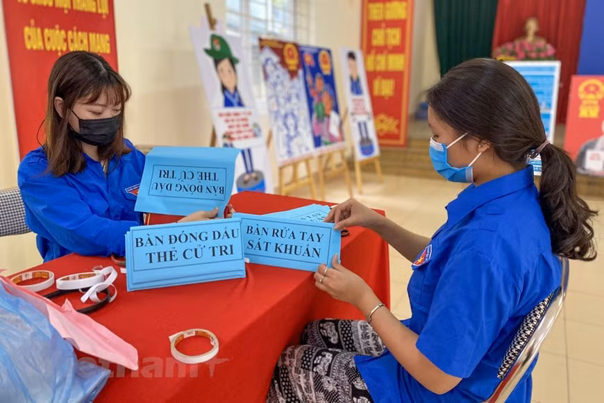 Las filiales de la UJC han promovido su iniciativa en el diseño de las publicaciones de divulgación y apoyado a los consejos electorales en Hanoi. (Foto: Comité municipal de la UJC)