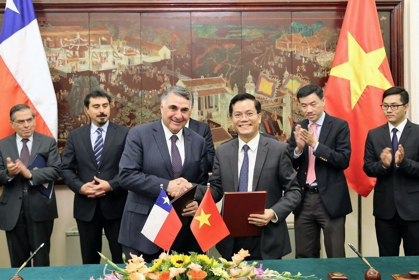 Los vicecancilleres de Vietnam, Ha Kim Ngoc, y de Chile, Edgardo Riveros Marín, rubricaron un acuerdo de exención de visado para los portadores de pasaporte ordinario entre los dos países, el 17 de octubre de 2016. (Fuente: VNA)