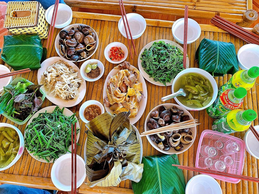 Al ir a la provincia norteña de Hoa Binh de abril a agosto, tienes oportunidades de disfrutar muchas especialidades de los Muong, tales como pescado de río al vapor, ensalada de brotes de bambú, pollo viejo, arroz pegajoso morado y especialmente caracoles de roca. Hoa Binh es una provincia montañosa del noroeste de Vietnam y se ubica a 73 kilómetros de la capital Hanoi. Aquí conviven seis minorías étnicas, la mayoría los Muong, que representa el 63,3 por ciento de la población, seguida por los King (27,73 por ciento), Thai (3,9 por ciento), Dao (1,7 por ciento), Tay (2,7 por ciento) y Mong (0,52 por ciento). (Foto: Vietnam +) 