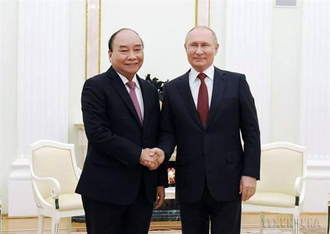 El presidente Nguyen Xuan Phuc dialoga con su homólogo ruso, Vladimir Putin, durante su visita oficial a Rusia (30 de noviembre de 2021) (Fuente: VNA)