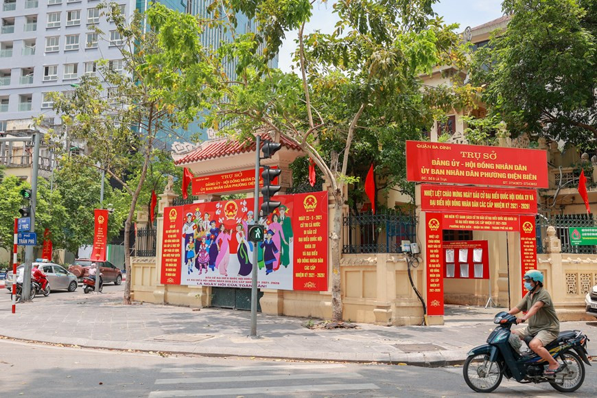 En el distrito de Ba Dinh, los trabajos preparativos en los colegios electorales se completaron a finales de marzo de 2021. Hasta la fecha, todo el distrito ha decorado y colgado dos mil 551 pancartas y 118 carteles y banderas rojas, creando un hermoso y brillante paisaje urbano. Todo está listo para el día de las elecciones. A partir del 18 de mayo, el Departamento de Cultura y Deportes de Hanoi completó el trabajo de decoración para las elecciones de diputados a la Asamblea Nacional de Vietnam de la XV legislatura y a los Consejos Populares de todos los niveles para el mandato 2021-2026. (Foto: Vietnam +) 