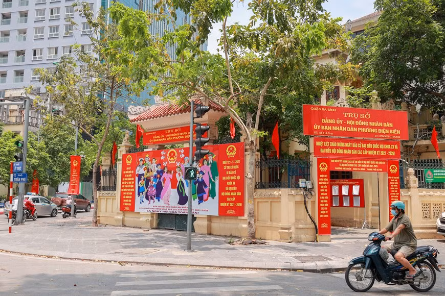 En el distrito de Ba Dinh, los trabajos preparativos en los colegios electorales se completaron a finales de marzo de 2021. Hasta la fecha, todo el distrito ha decorado y colgado dos mil 551 pancartas y 118 carteles y banderas rojas, creando un hermoso y brillante paisaje urbano. Todo está listo para el día de las elecciones. A partir del 18 de mayo, el Departamento de Cultura y Deportes de Hanoi completó el trabajo de decoración para las elecciones de diputados a la Asamblea Nacional de Vietnam de la XV legislatura y a los Consejos Populares de todos los niveles para el mandato 2021-2026. (Foto: Vietnam +) 