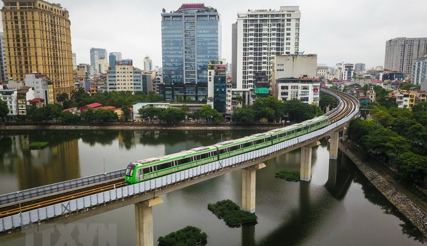 El tren pasa por el lago Hoang Cau, en el distrito de Dong Da (Fuente: VNA)