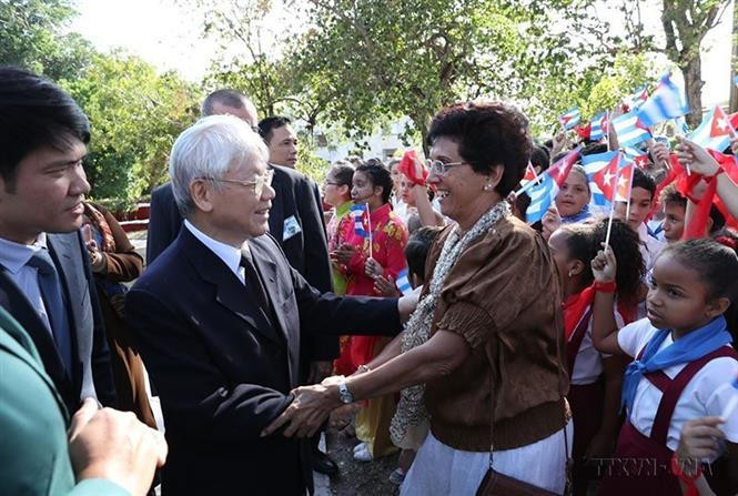 El secretario general del Partido Comunista de Vietnam, Nguyen Phu Trong, se reúne con pobladores y estudiantes cubanos en el monumento del Presidente Ho Chi Minh en La Habana, durante su visita de Estado a Cuba (28 de marzo de 2018) (Fuente: VNA)