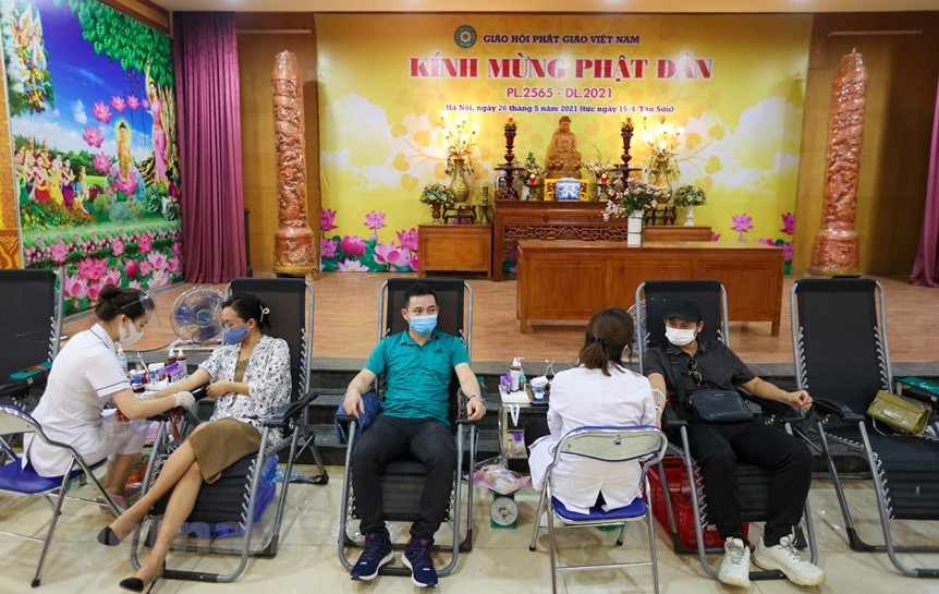 El Instituto Nacional de Hematología y Transfusión de Sangre organiza un programa de donación de sangre en la pagoda de Quan Su, en el distrito de Hoan Kiem, Hanoi. (Fuente: VNA)