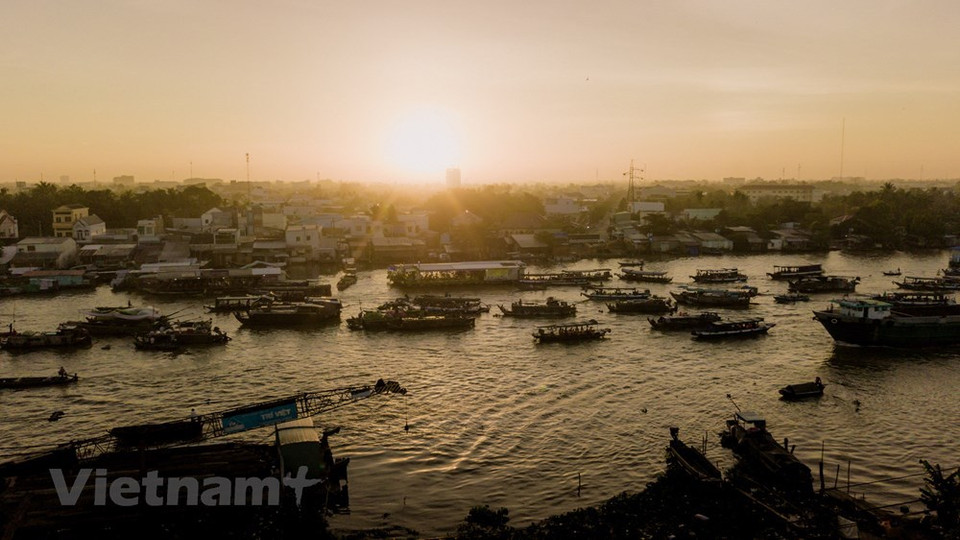 El mercado flotante Cai Rang se encuentra en el distrito de Cai Rang, ciudad de Can Tho, a 30 minutos en barco desde el muelle Ninh Kieu. Este mercado vende principalmente frutas, productos agrícolas y especialidades del Delta del Mekong. /Fuente: Vietnam+)