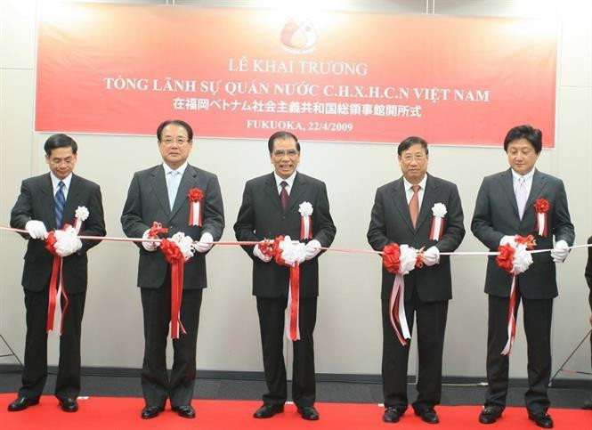 Durante su visita oficial a Japón, el 22 de abril de 2009, el Secretario General Nong Duc Manh asistió a la ceremonia de inauguración del Consulado General de Vietnam en la prefectura de Fukuoka. Foto: VNA