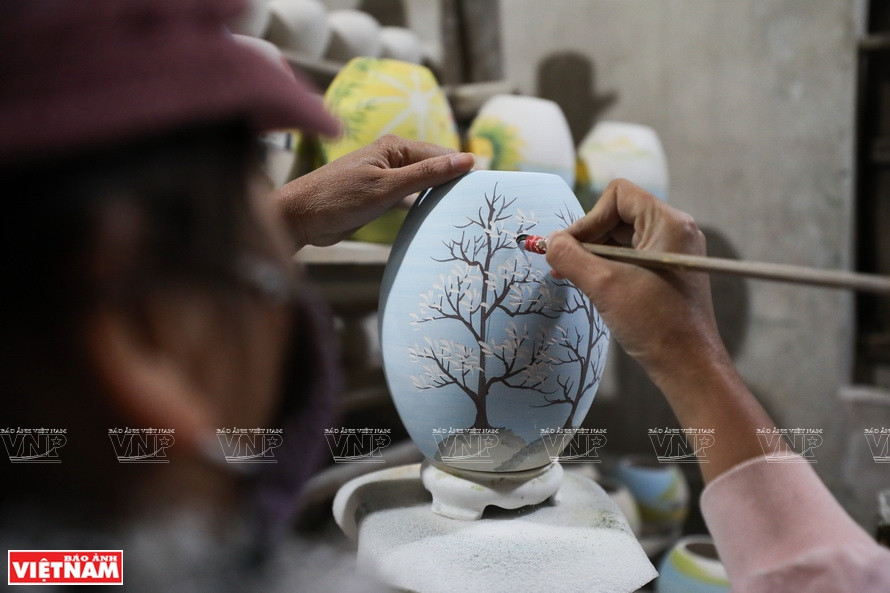 Se tarda de 30 minutos a dos horas para perfeccionar un producto dependiendo de experiencias de cada artesano. (Fuente: VNA)