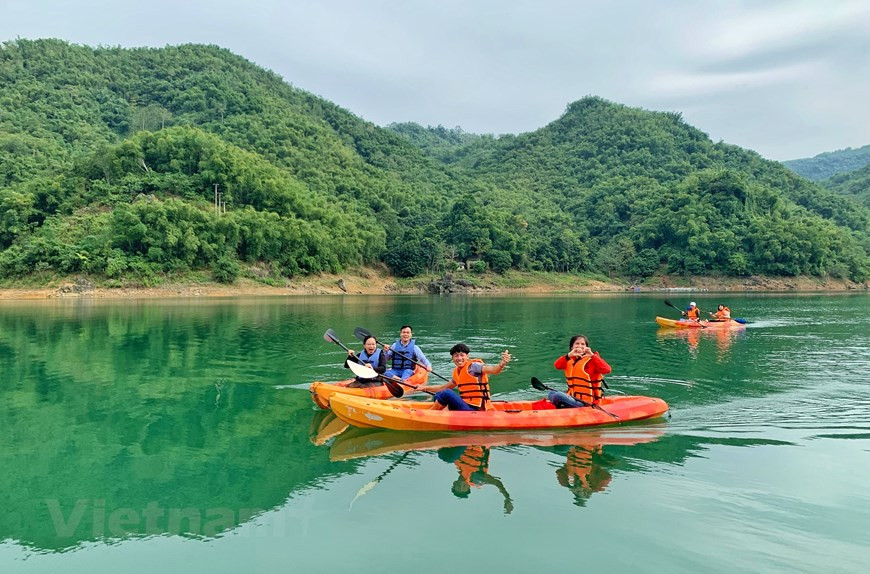 Carrera de kayak en el lago (Foto: Vietnam +)