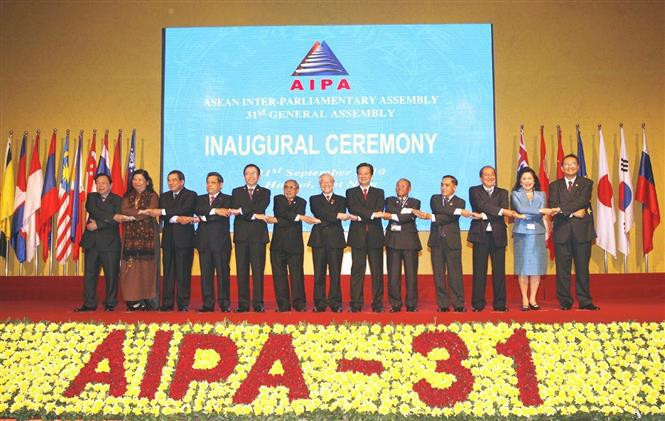 El 21 de septiembre de 2010, el titular de la Asamblea Nacional Nguyen Phu Trong, quien fue presidente de la Asamblea General de la AIPA-31, y el primer ministro Nguyen Tan Dung, posaron para una foto con los jefes de las delegaciones parlamentarias, en la ceremonia de apertura en Hanoi. Foto: VNA